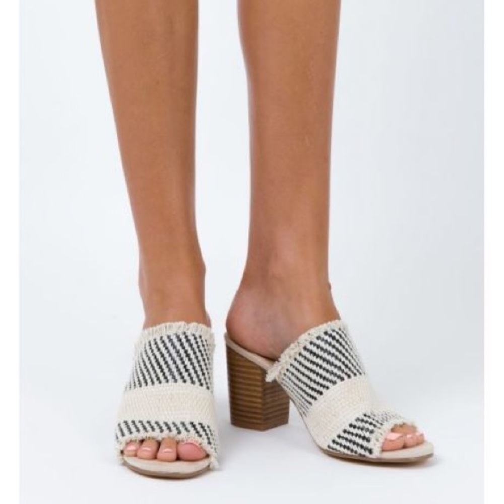 🎉Host Pick🎉 NWOT Billini Nevana Mule Heels
